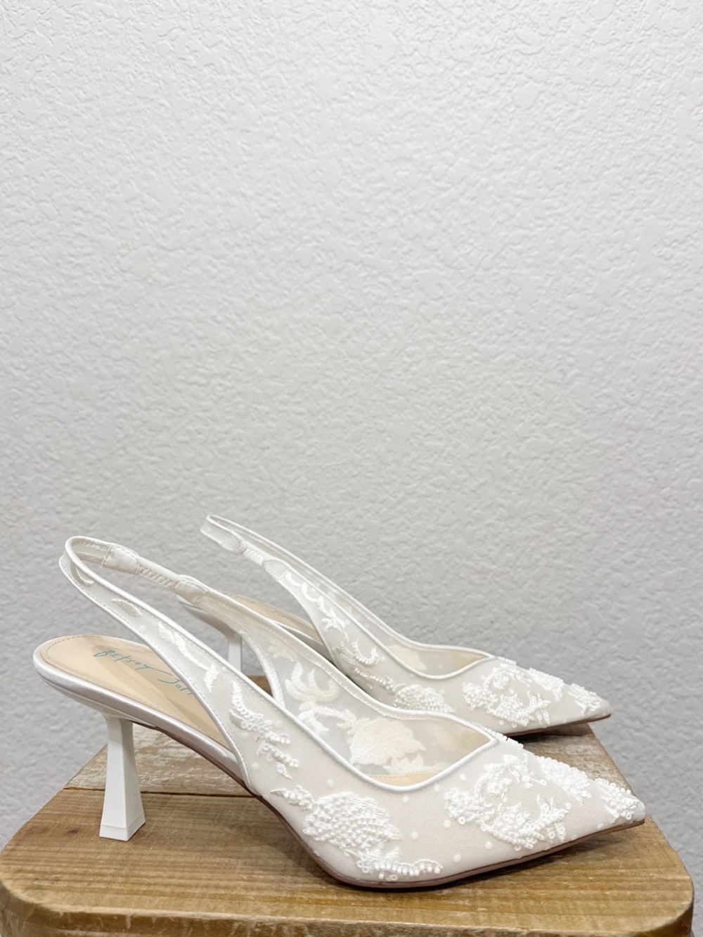Betsey Johnson Nikki Embroidered Mesh Slingback Pumps Ivory Size 11 - Picture 3 of 8